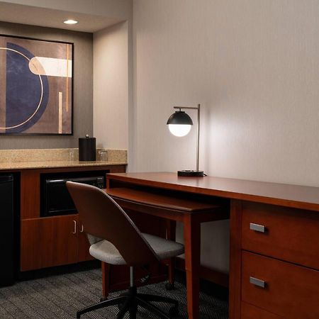 Courtyard By Marriott Bakersfield Hotell Exteriör bild