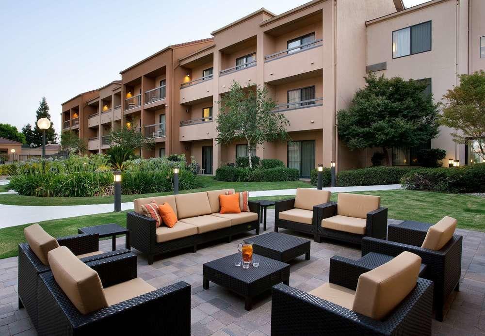 Courtyard By Marriott Bakersfield Hotell Exteriör bild