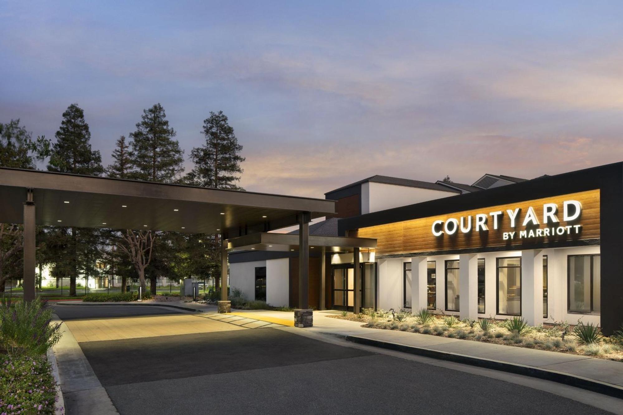 Courtyard By Marriott Bakersfield Hotell Exteriör bild