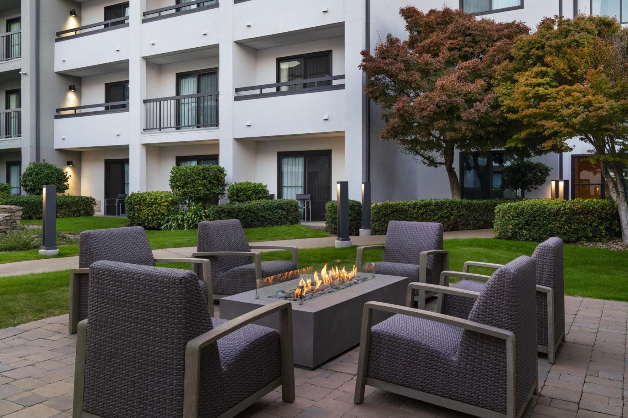 Courtyard By Marriott Bakersfield Hotell Exteriör bild