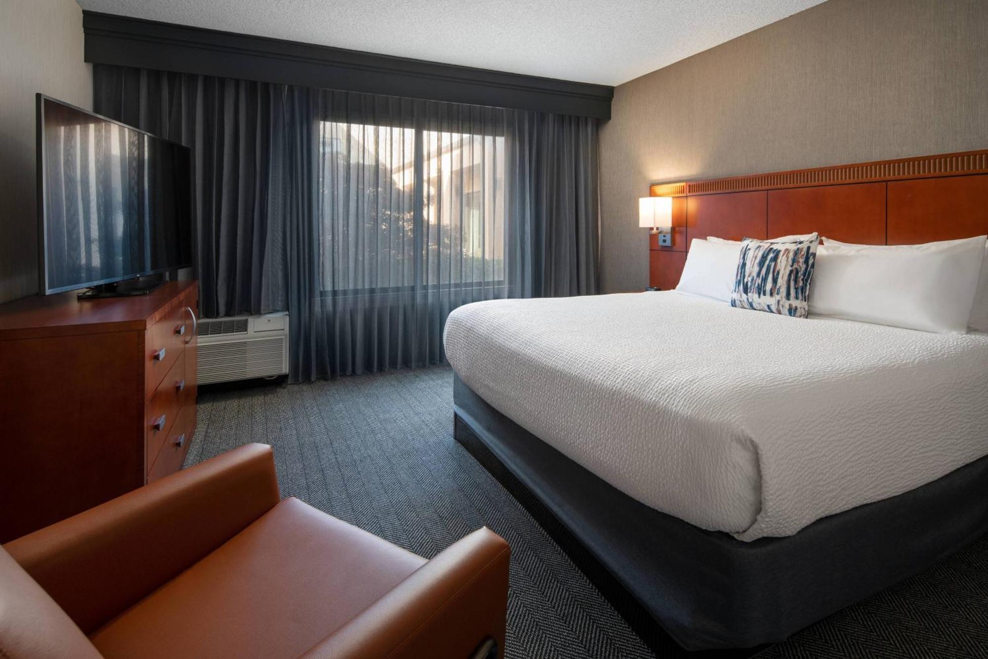 Courtyard By Marriott Bakersfield Hotell Exteriör bild