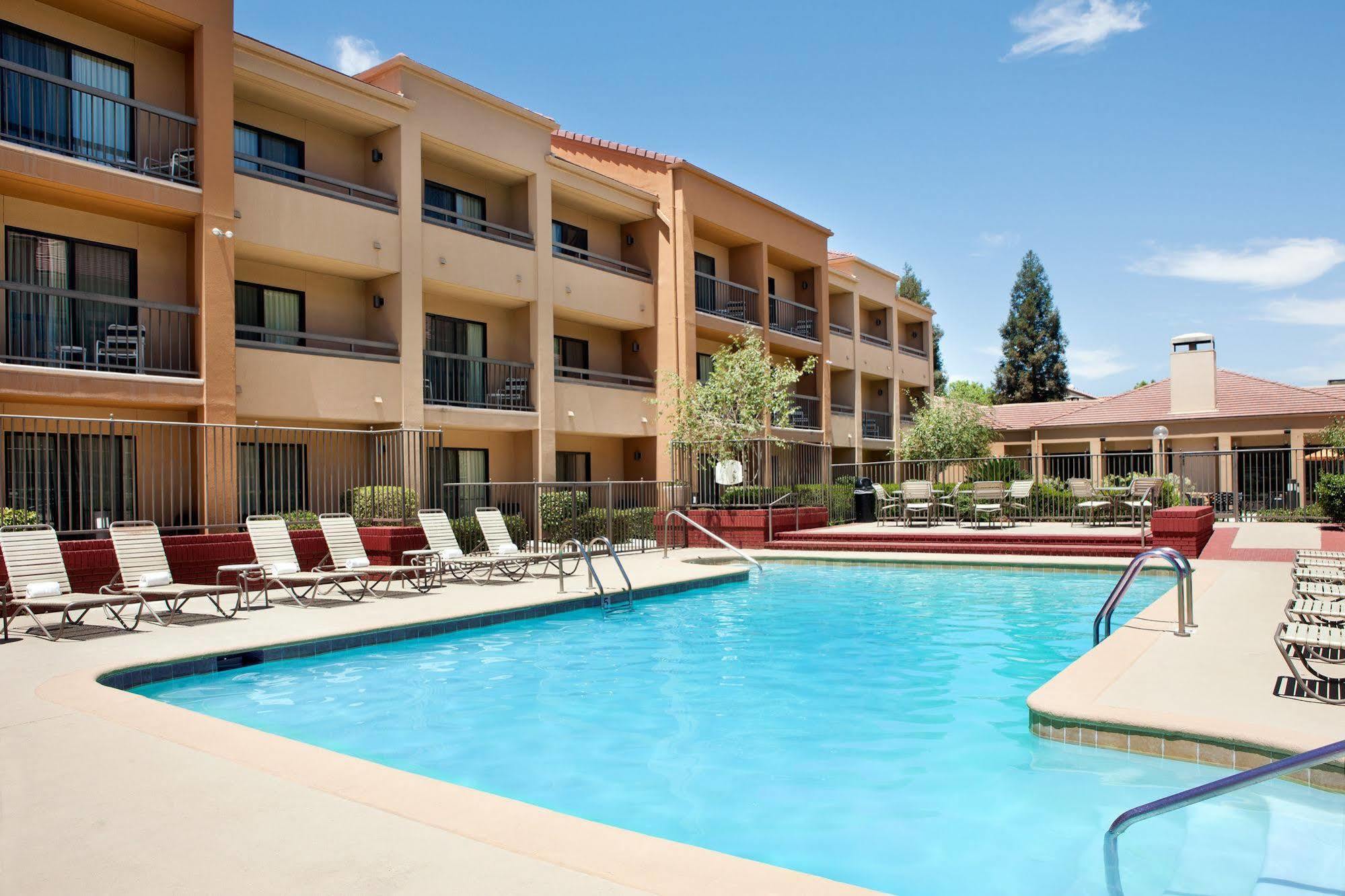 Courtyard By Marriott Bakersfield Hotell Exteriör bild