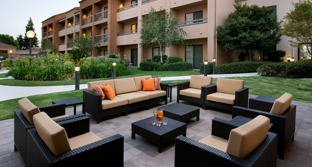 Courtyard By Marriott Bakersfield Hotell Exteriör bild